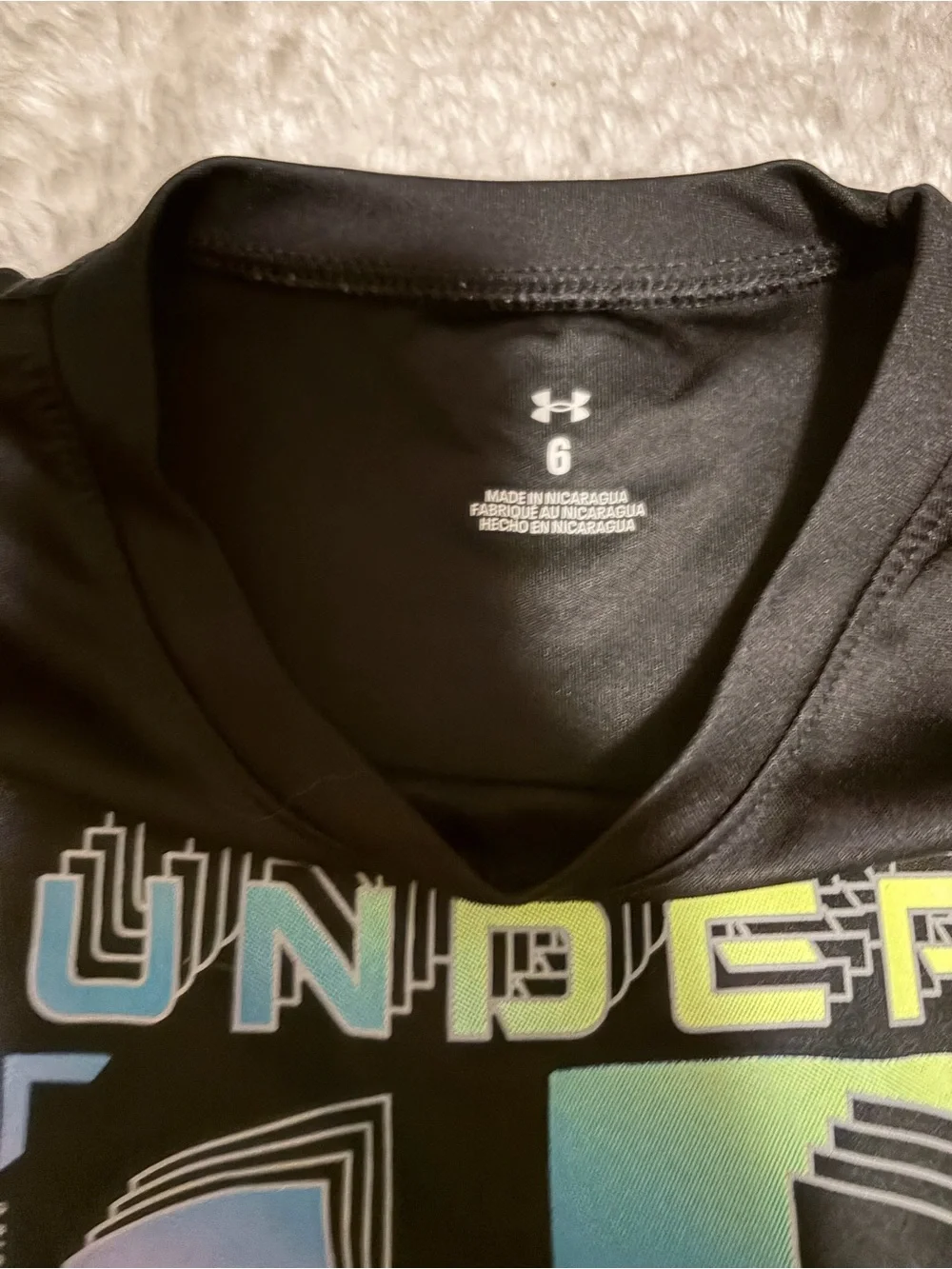 5/$30 🎈 Under Armour Kids Black Gradient Graphic Tee size 6